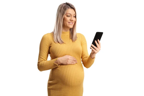 Lycklig Gravid Kvinna Som Håller Smartphone Och Ler Isolerad Vit — Stockfoto