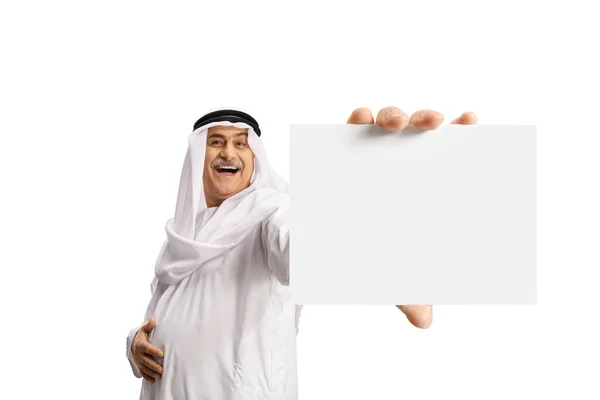 成熟的阿拉伯人微笑着 拿着空白卡片站在被白色背景隔离的摄像机前 — 图库照片