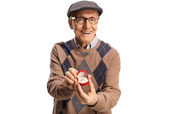 Homme Âgé Tenant Une Bague Fiançailles Dans Une Boîte Isolée — Photo