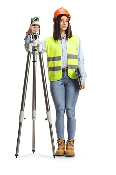 白い背景に隔離された測定装置と女性の測地測量士の完全な長さの肖像画 — ストック写真