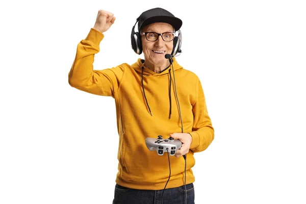 Homem Idoso Feliz Com Fones Ouvido Joystick Gesticulando Vitória Isolada — Fotografia de Stock