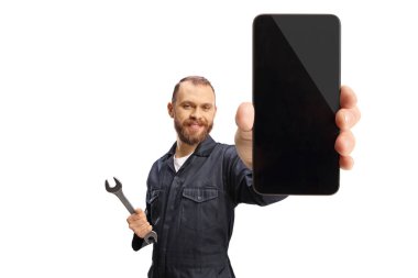 İngiliz anahtarı ve beyaz arka planda izole akıllı telefon tutan üniformalı bir işçi.