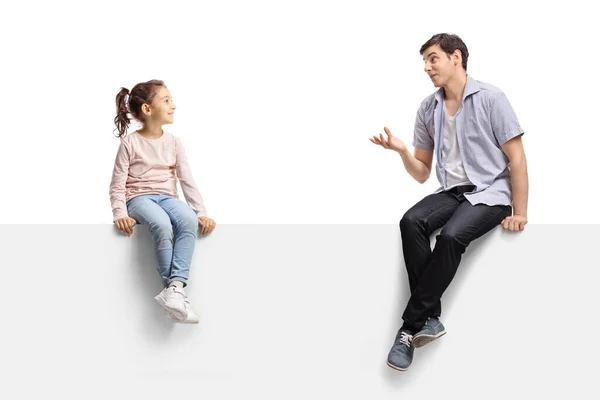 Joven Sentado Panel Blanco Hablando Con Niño Aislado Sobre Fondo — Foto de Stock