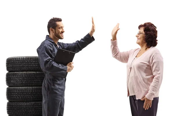 Auto Monteur Gebaren High Five Met Een Volwassen Dame Geïsoleerd — Stockfoto