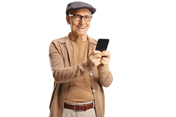 Щасливий Літній Чоловік Стоїть Використовує Смартфон Ізольовано Білому Тлі — стокове фото