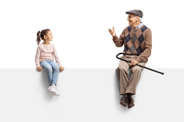 Avô Sentado Painel Branco Falando Com Uma Menina Isolada Fundo — Fotografia de Stock