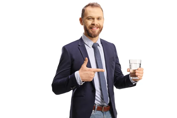 Ung Man Som Håller Ett Glas Vatten Och Pekar Isolerad — Stockfoto