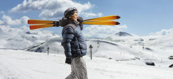 Uomo Maturo Giacca Invernale Che Cammina Porta Gli Sci Una — Foto Stock