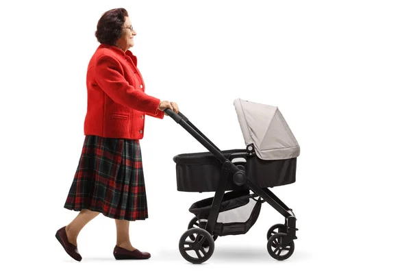Perfil Comprimento Total Tiro Uma Avó Andando Empurrando Carrinho Bebê — Fotografia de Stock