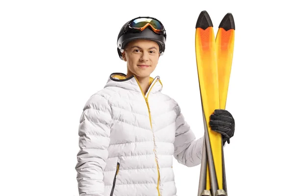穿着滑雪护目镜和夹克的年轻人 拿着一双白色背景的滑雪靴 孤身一人 — 图库照片