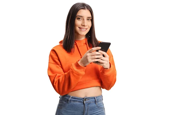 Jeune Femme Souriante Utilisant Smartphone Isolé Sur Fond Blanc — Photo