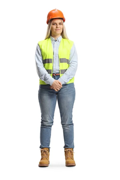 白い背景に隔離された安全ベストとハード帽子を身に着けている若い女性エンジニアの完全な長さの肖像画 — ストック写真