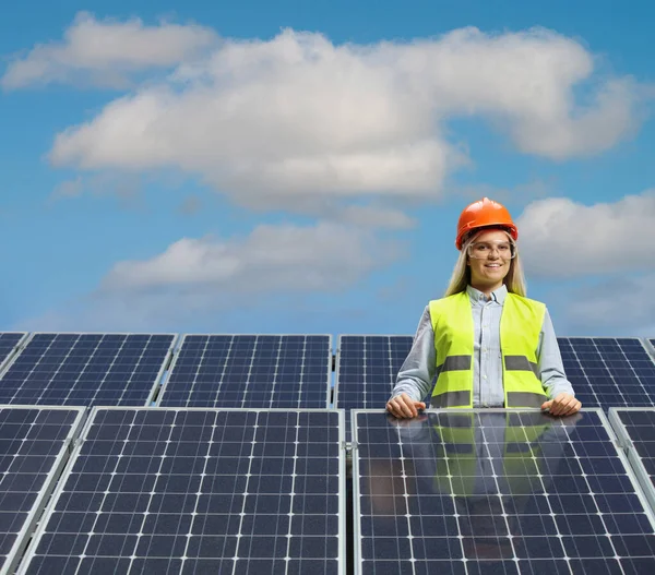 Jonge Vrouwelijke Ingenieur Poseren Tussen Zonnepanelen Glimlachen — Stockfoto