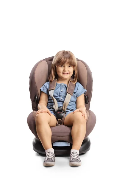笑顔4歳の女の子座っていますでA車の座席隔離された上の白い背景 — ストック写真
