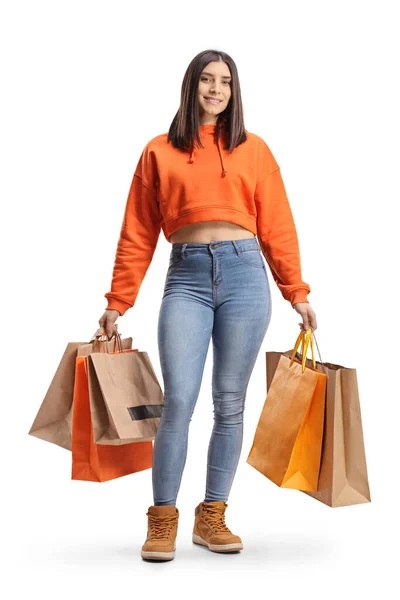 ショッピングバッグが白い背景に隔離された若いトレンディなカジュアルな女性の完全な長さの肖像画 — ストック写真