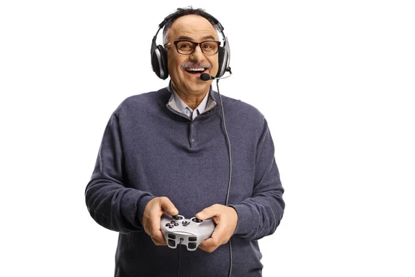 Szczęśliwy Dojrzały Mężczyzna Słuchawkami Joystickiem Izolowane Białym Tle — Zdjęcie stockowe
