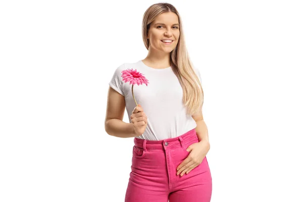 Улыбающиеся Позитивные Молодые Случайные Женщины Держа Розовый Цветок Изолирован Белом — стоковое фото