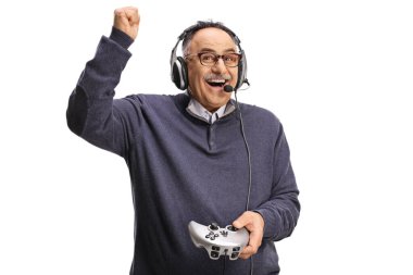 Kulaklığı ve joystick 'i olan olgun bir adam beyaz arka planda izole edilmiş mutluluğu işaret ediyor.