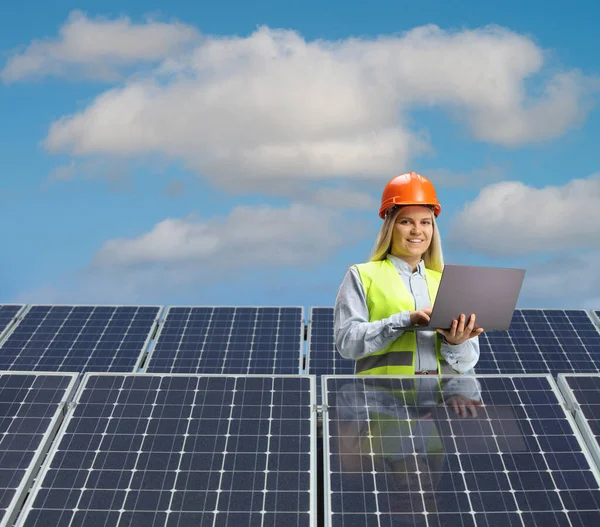 Mladá Žena Inženýrka Pracující Notebooku Solárními Panely — Stock fotografie