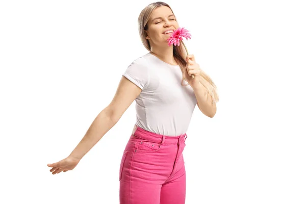 Jong Casual Vrouw Ruiken Een Roze Bloem Geïsoleerd Witte Achtergrond — Stockfoto