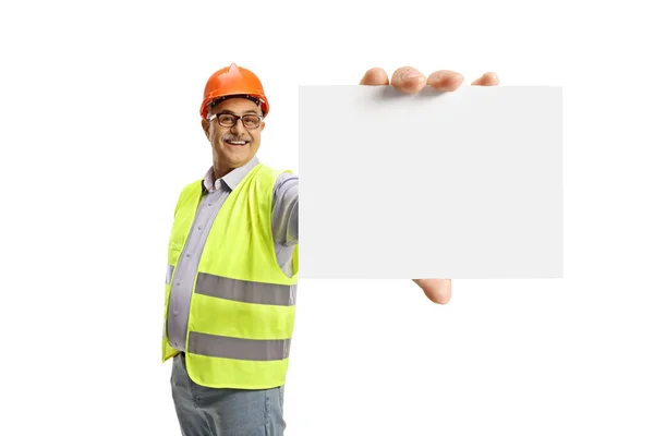 白い背景に隔離された空白のカードを示す反射ベストの陽気な男性エンジニア — ストック写真