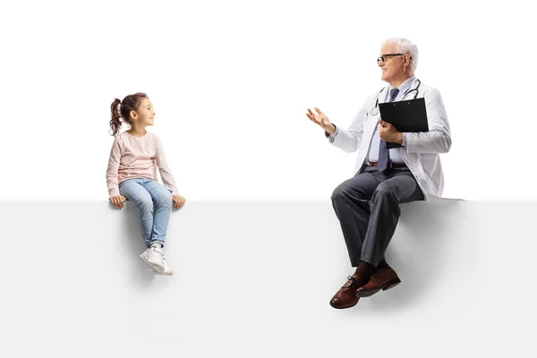Arzt Sitzt Auf Einer Leeren Platte Und Spricht Mit Einem — Stockfoto