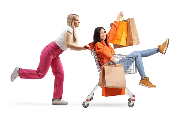 Joven Hembra Empujando Amiga Dentro Carrito Compras Con Bolsas Aisladas — Foto de Stock