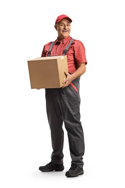 一个拿着纸板箱 面带微笑地在白色背景上被隔离的成熟送货员的全长照片 — 图库照片