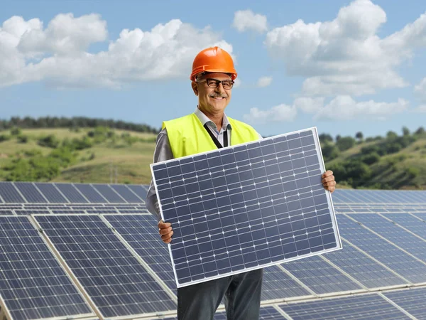 Mężczyzna Inżynier Kamizelce Odblaskowej Trzymający Panel Słoneczny Polu — Zdjęcie stockowe