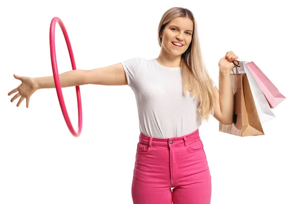 Unga Glada Kvinnliga Innehav Shoppingväskor Och Spinning Hula Båge Med — Stockfoto