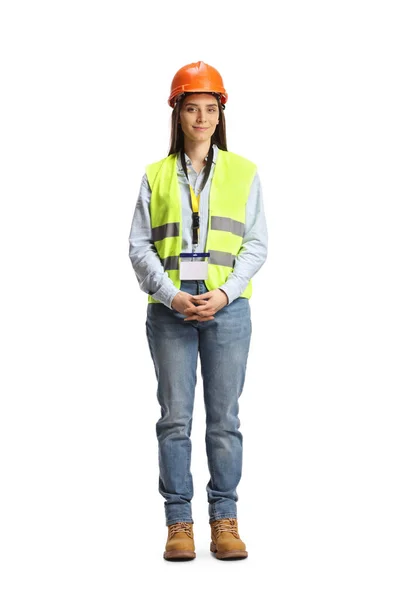 一名年轻女工程师的全长肖像 身穿安全背心 头戴一顶白色背景的硬礼帽 — 图库照片