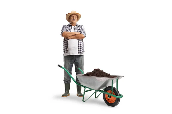 Plně Dlouhý Portrét Zralého Farmáře Pózujícího Kolečkem Plným Půdy Izolované — Stock fotografie
