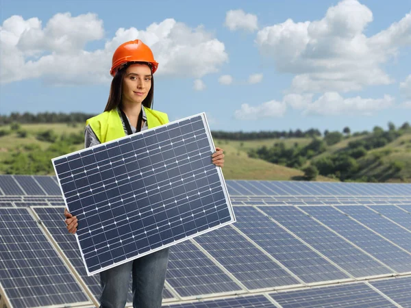 Joven Ingeniera Sosteniendo Panel Solar Fotovoltaico Una Planta Solar Fotovoltaica — Foto de Stock