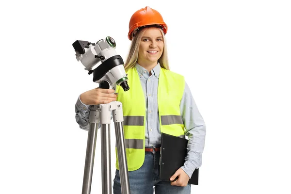 Vrouwelijke Geodetische Landmeter Poserend Met Een Meetapparaat Geïsoleerd Witte Achtergrond — Stockfoto