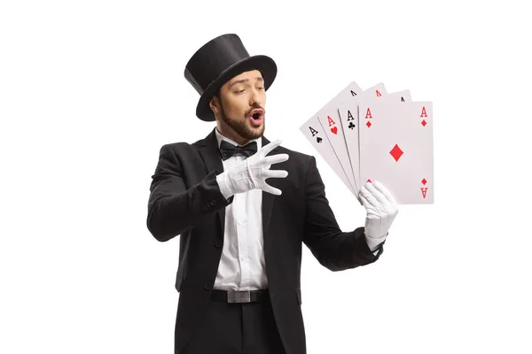 Zauberer Der Einen Trick Mit Karten Auf Weißem Hintergrund Durchführt — Stockfoto