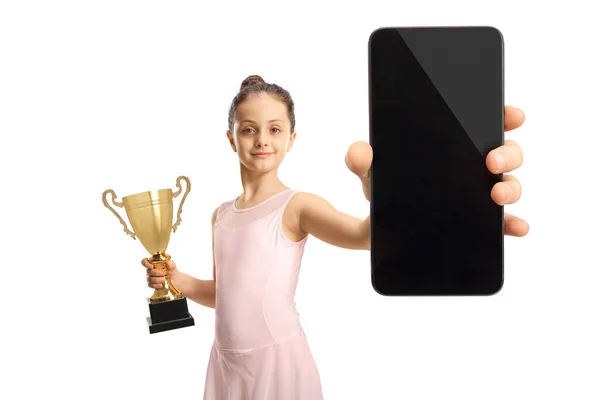 Ballerine Dans Une Robe Rose Tenant Une Coupe Trophée Smartphone — Photo