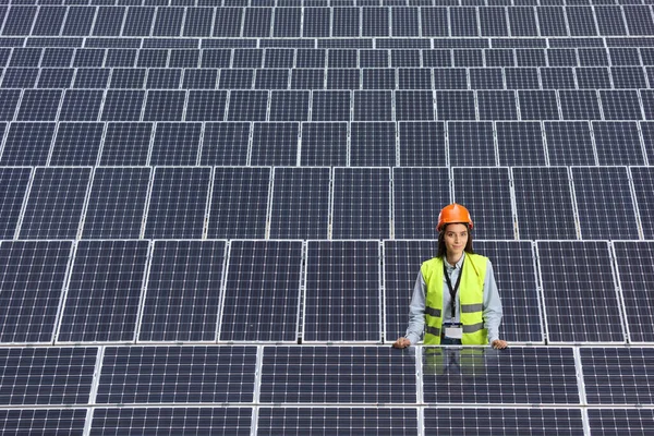 Ung Kvinnlig Ingenjör Mellan Paneler Solcellsstation — Stockfoto