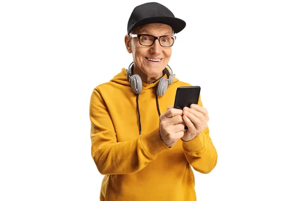 Uomo Anziano Con Cuffie Intorno Collo Cappuccio Con Uno Smartphone — Foto Stock