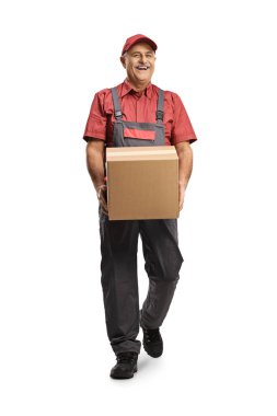 Neşeli, olgun teslimatçı beyaz arka planda izole edilmiş bir karton kutu taşıyor.