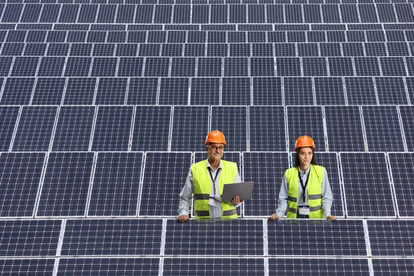 Gammal Manlig Ingenjör Och Ung Kvinnlig Ingenjör Ett Solcellskraftverk — Stockfoto