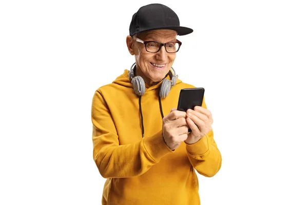 Trendy Oudere Man Met Hoofdtelefoon Een Smartphone Geïsoleerd Witte Achtergrond — Stockfoto