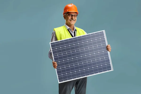 Usmívající Muž Inženýr Drží Fotovoltaický Solární Panel Izolované Modrém Pozadí — Stock fotografie