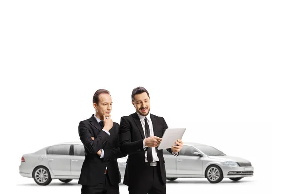 Hombres Profesionales Mirando Una Tableta Centro Coches Aislados Sobre Fondo — Foto de Stock