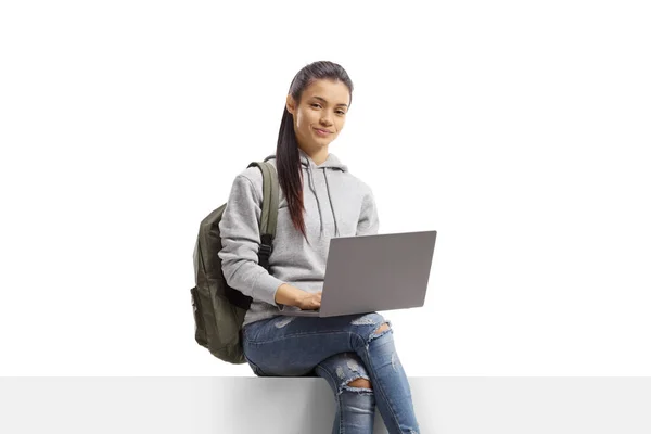 Kobieta Plecakiem Siedząca Pustym Panelu Laptopem Odizolowanym Białym Tle — Zdjęcie stockowe