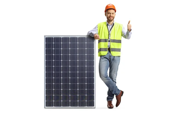 Plně Dlouhý Portrét Mužského Inženýra Opírajícího Solární Panel Ukazujícího Palce — Stock fotografie