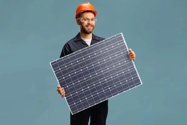 Молодий Працівник Чоловічої Статі Уніформі Тримає Фотоелектричний Модуль Сонячних Батарей — стокове фото