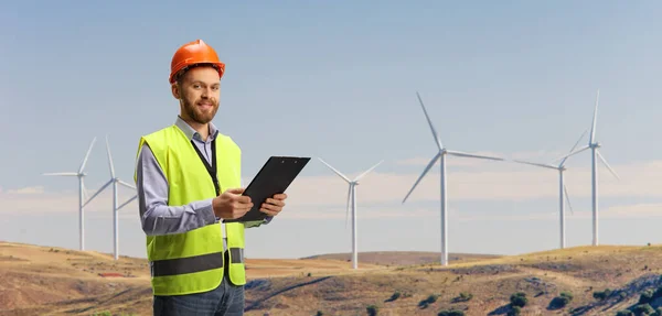 Ingeniero Masculino Una Granja Energía Sostenible Con Turbinas Eólicas — Foto de Stock