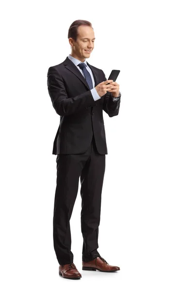 微笑的商人用白色背景隔离的智能手机打字 — 图库照片