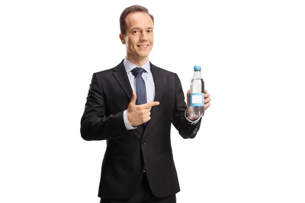 スーツとネクタイのプロの男は水のボトルを保持し 白い背景に隔離されたポインティング — ストック写真