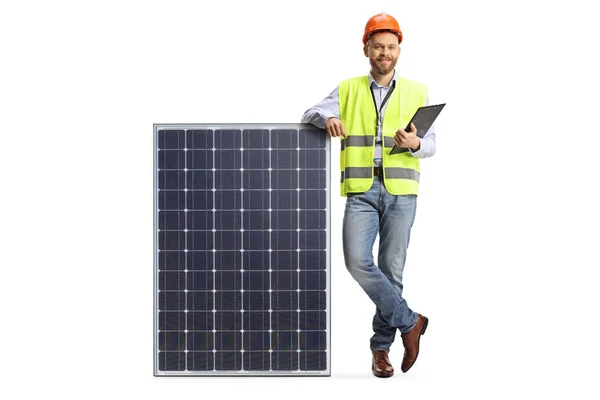 Portret Inżyniera Opierającego Się Panelu Ogniw Słonecznych Trzymającego Schowek Odizolowany — Zdjęcie stockowe